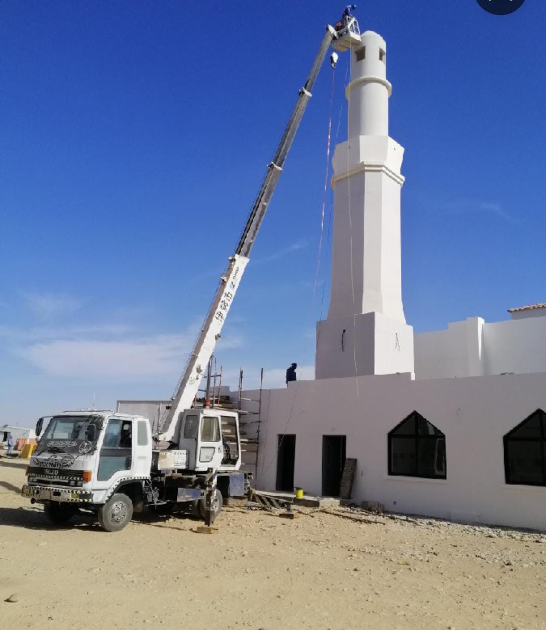 كرين يعمل في بناء مسجد